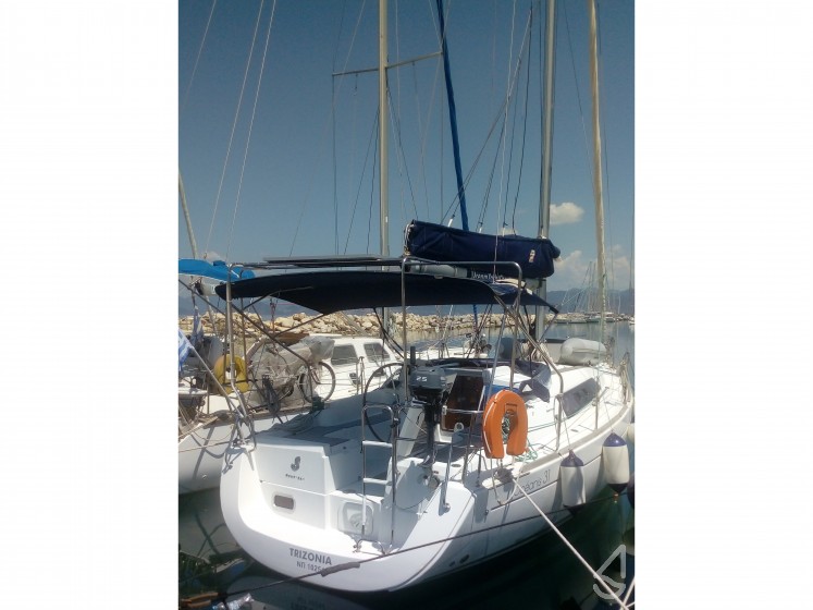 Oceanis 31 - Yacht Charter Sailica