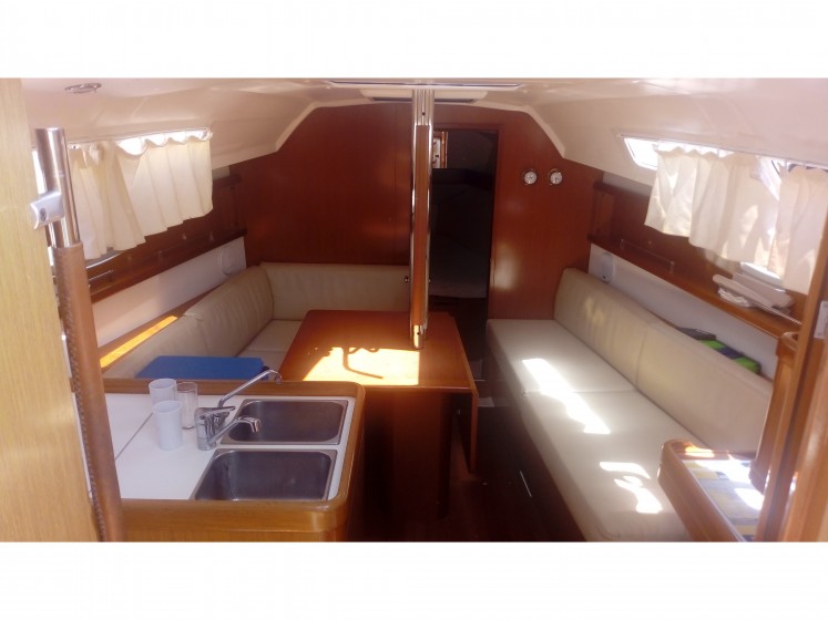 Oceanis 31 - Yacht Charter Sailica