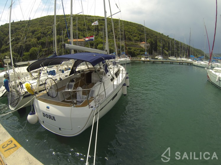 Bavaria Cruiser 37 - Yacht Charter Sailica