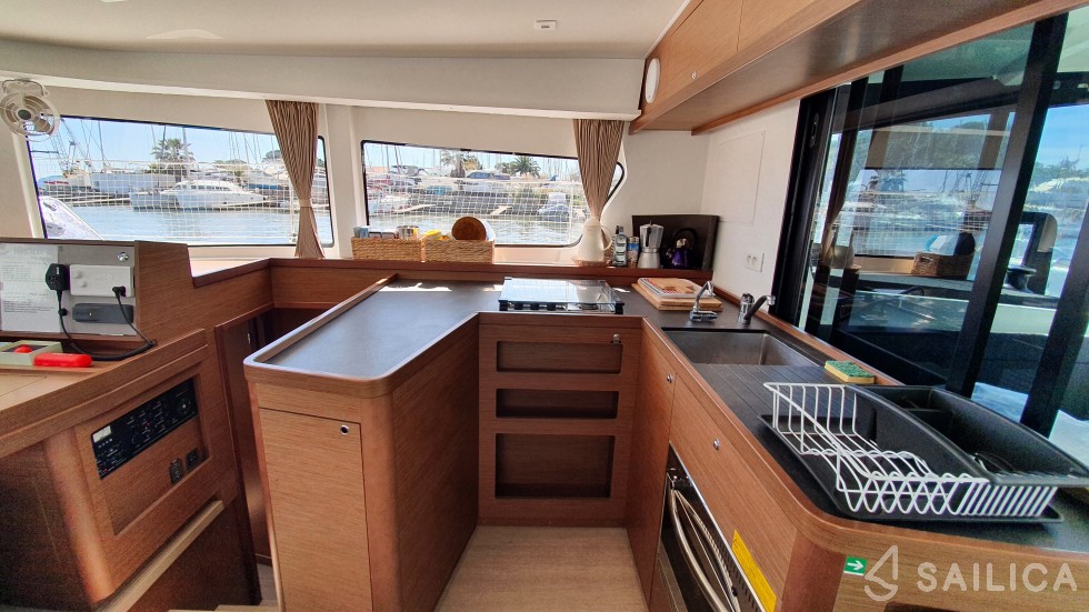 Lagoon 42 - Yacht Charter Sailica
