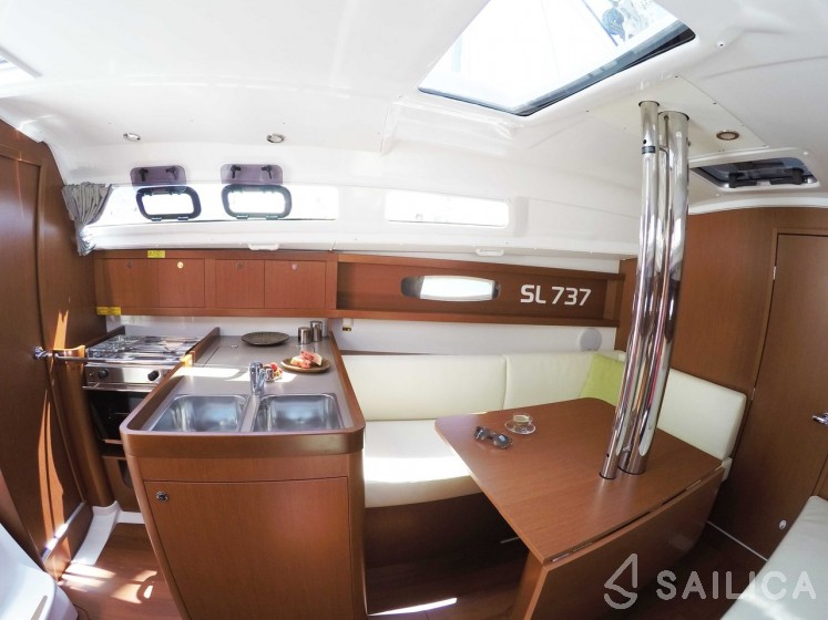 Oceanis 31 - Yacht Charter Sailica