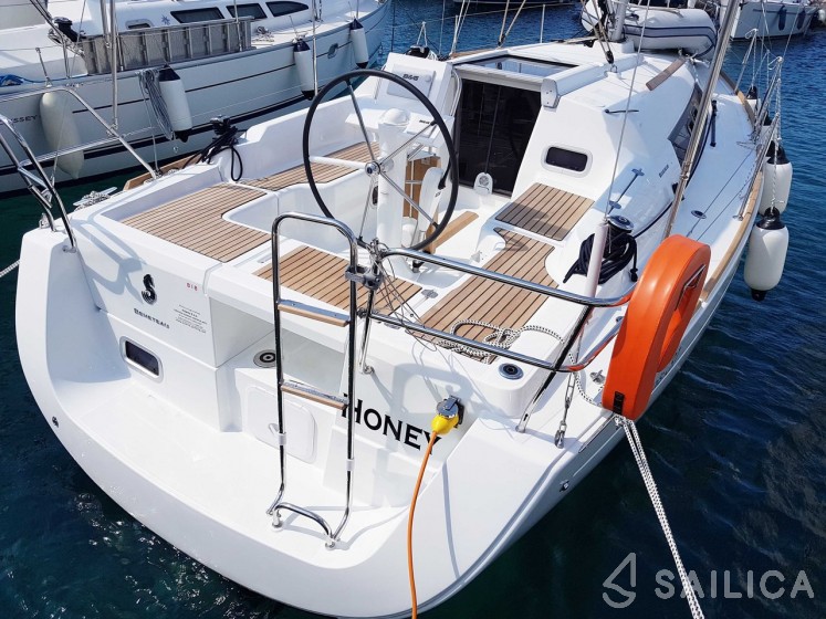 Oceanis 31 - Yacht Charter Sailica