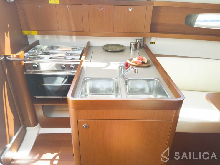 Oceanis 31 - Yacht Charter Sailica