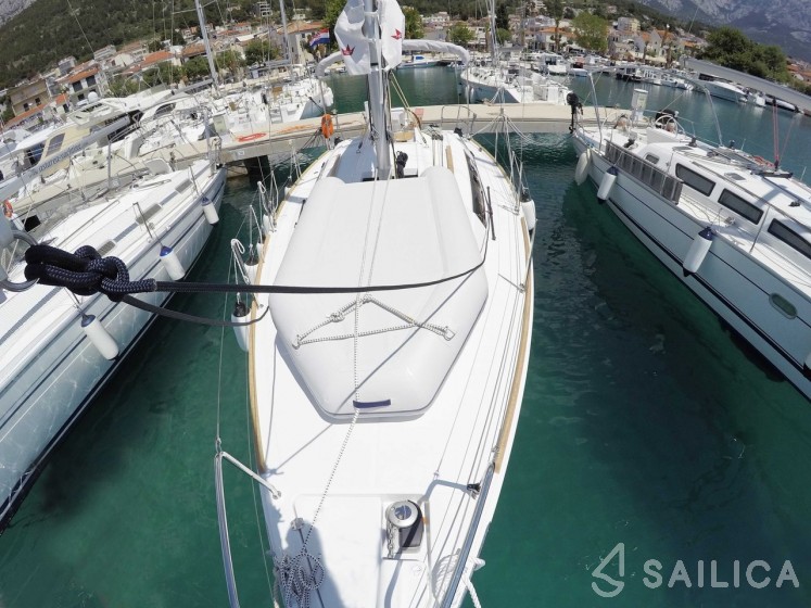Oceanis 31 - Yacht Charter Sailica