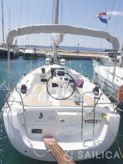 Oceanis 31 - Yacht Charter Sailica