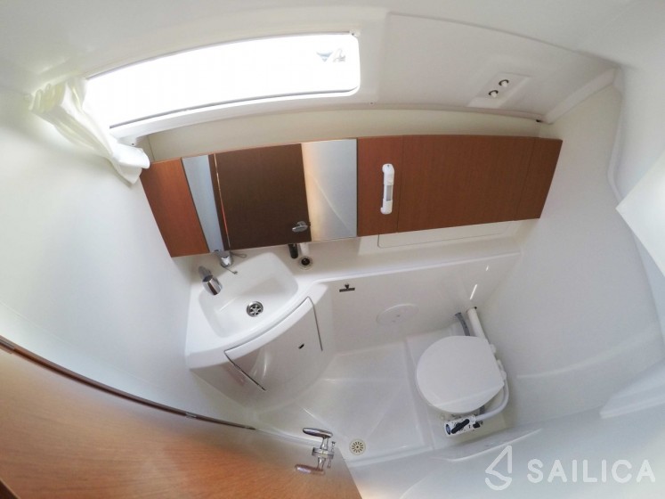 Oceanis 31 - Yacht Charter Sailica