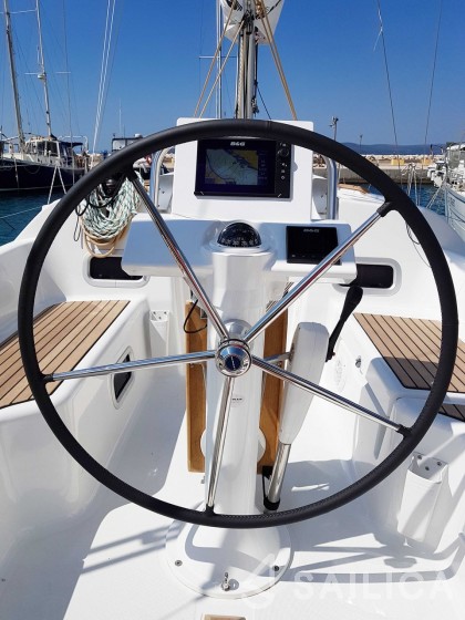 Oceanis 31 - Yacht Charter Sailica