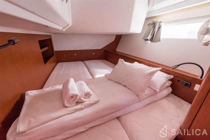 Oceanis 45 - Yacht Charter Sailica