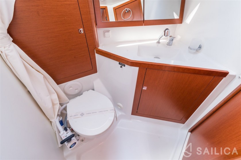 Oceanis 45 - Yacht Charter Sailica