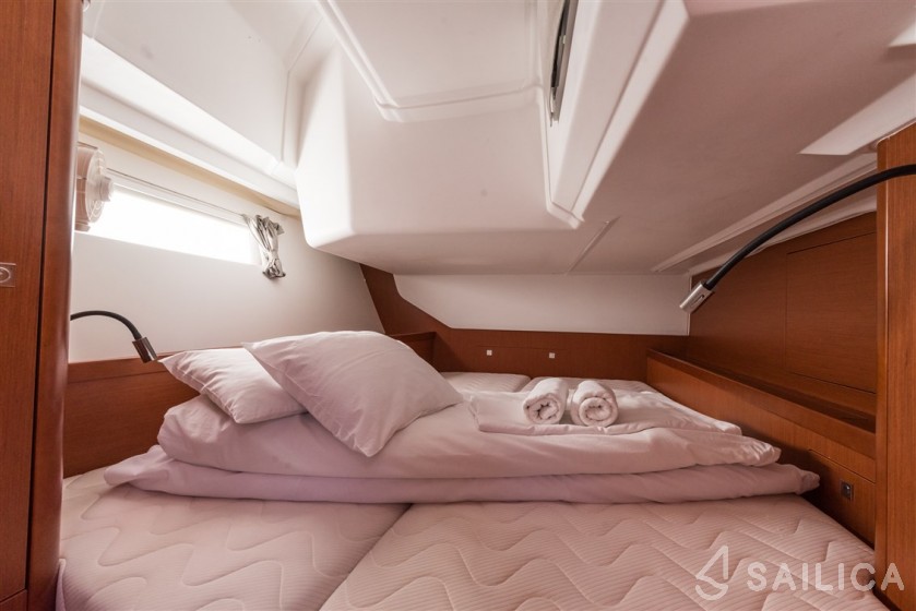 Oceanis 45 - Yacht Charter Sailica
