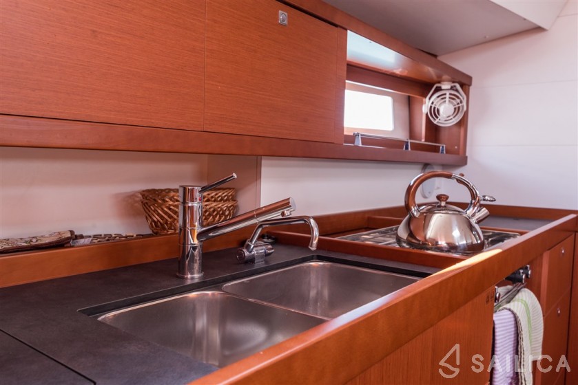 Oceanis 45 - Yacht Charter Sailica
