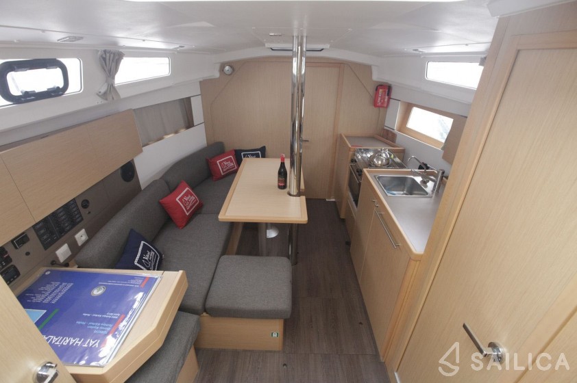 Oceanis 35 - Yacht Charter Sailica