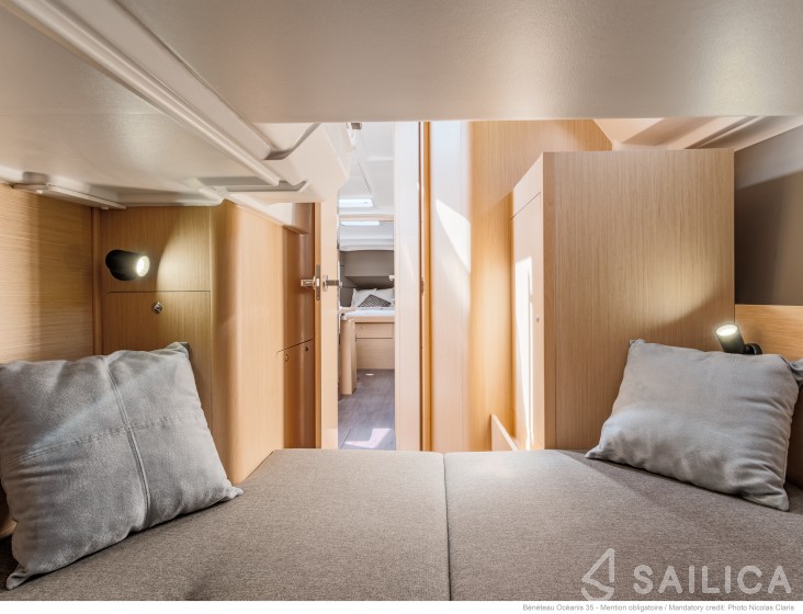 Oceanis 35 - Yacht Charter Sailica