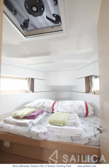 Oceanis 35 - Yacht Charter Sailica