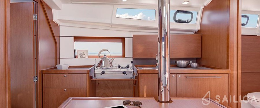 Oceanis 35 - Yacht Charter Sailica