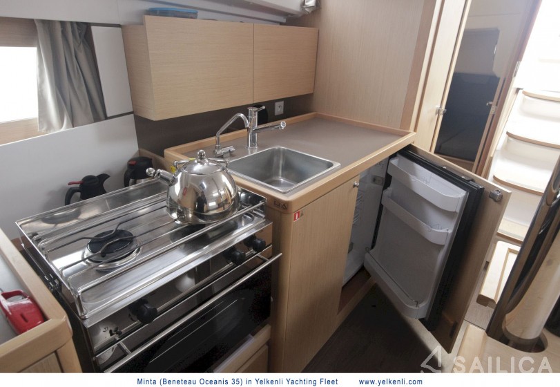 Oceanis 35 - Yacht Charter Sailica