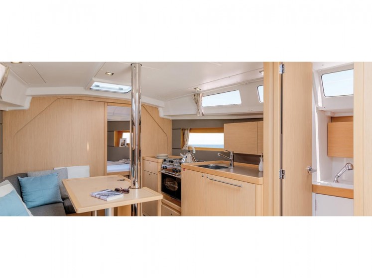 Oceanis 35 - Yacht Charter Sailica