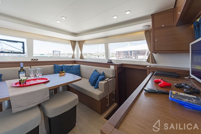 Lagoon 450  Flybridge - Yacht Charter Sailica