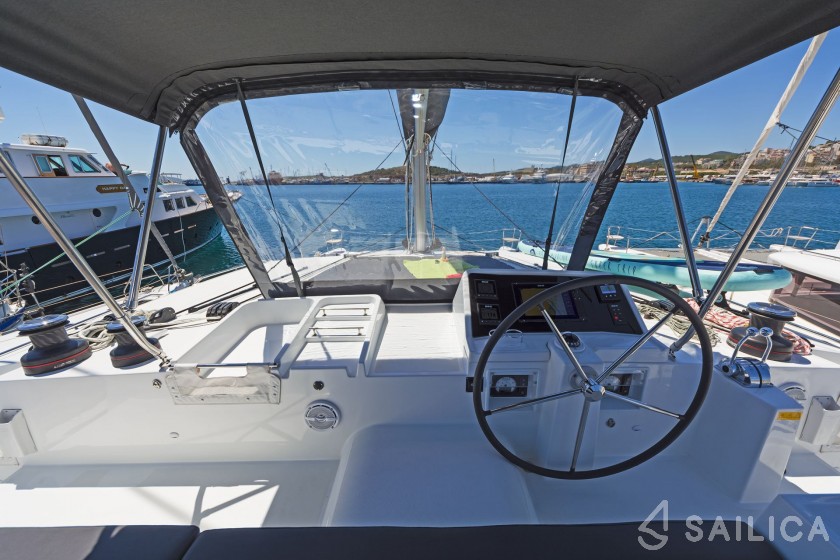 Lagoon 450  Flybridge - Yacht Charter Sailica