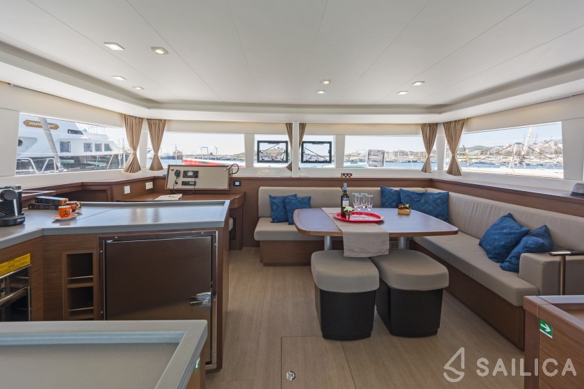 Lagoon 450  Flybridge - Yacht Charter Sailica