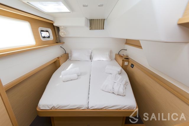 Lagoon 450  Flybridge - Yacht Charter Sailica
