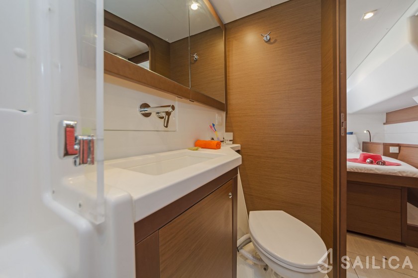 Lagoon 450  Flybridge - Yacht Charter Sailica