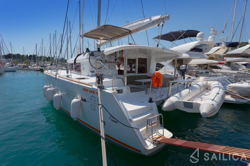 Lagoon 400 S2 - Yacht Charter Sailica