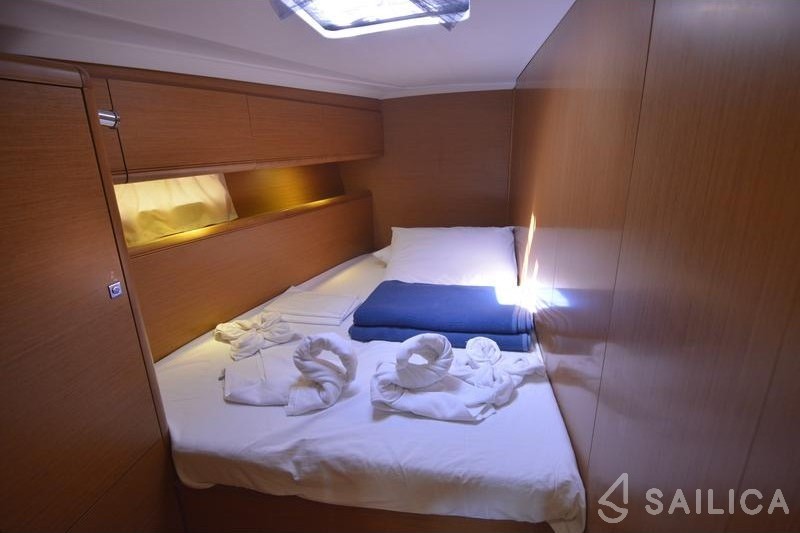 Jeanneau 53 - Yacht Charter Sailica