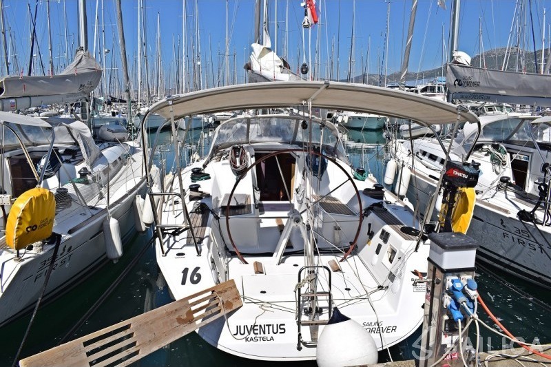 First 35 - Yacht Charter Sailica