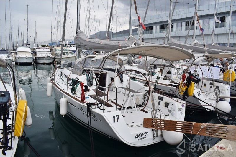 First 35 - Yacht Charter Sailica