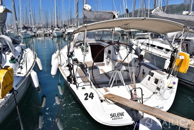 First 35 - Yacht Charter Sailica