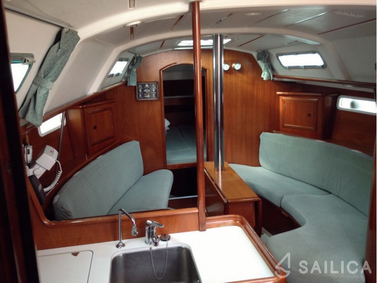 Oceanis 331 - Yacht Charter Sailica
