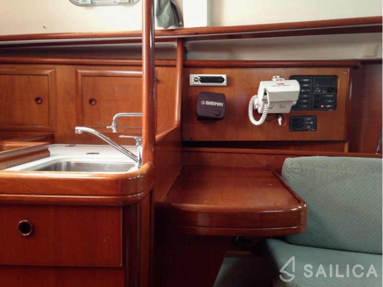 Oceanis 331 - Yacht Charter Sailica