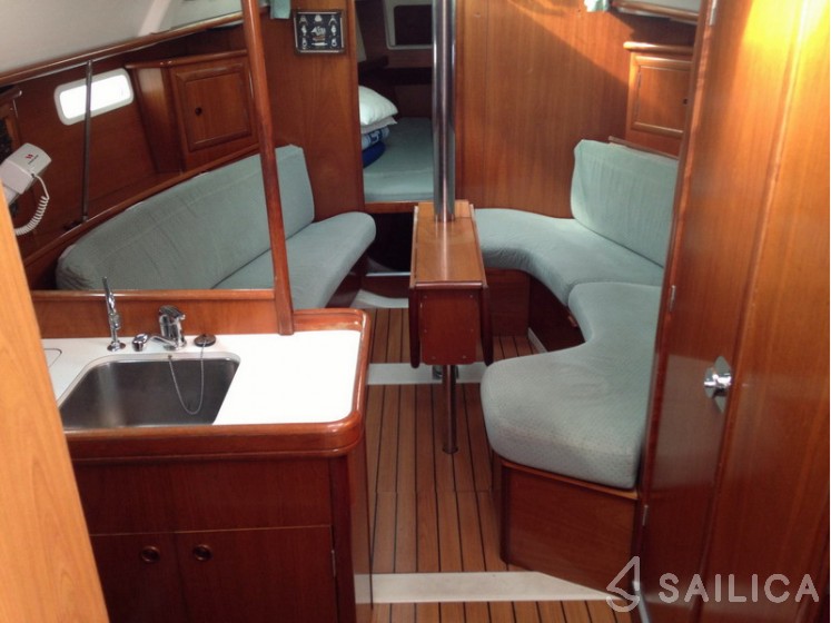 Oceanis 331 - Yacht Charter Sailica