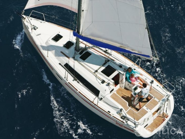 Oceanis 311 - Yacht Charter Sailica