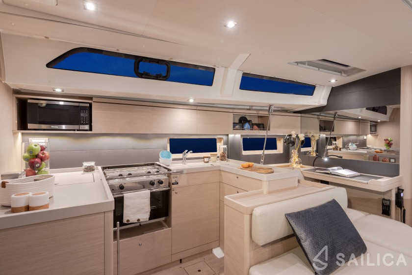 Oceanis 51.1 - Yacht Charter Sailica