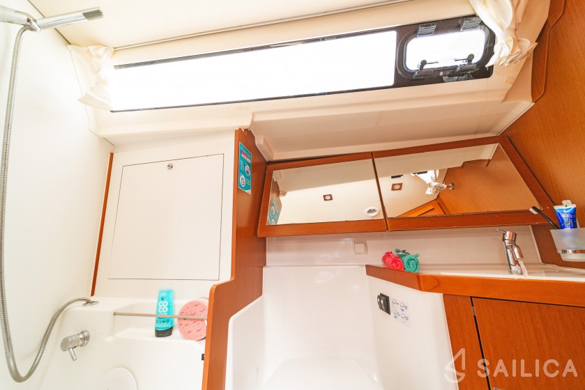 Oceanis 41 - Yacht Charter Sailica