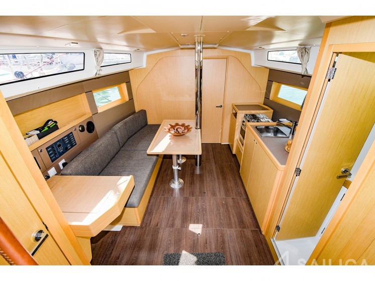 Oceanis 38 - Yacht Charter Sailica