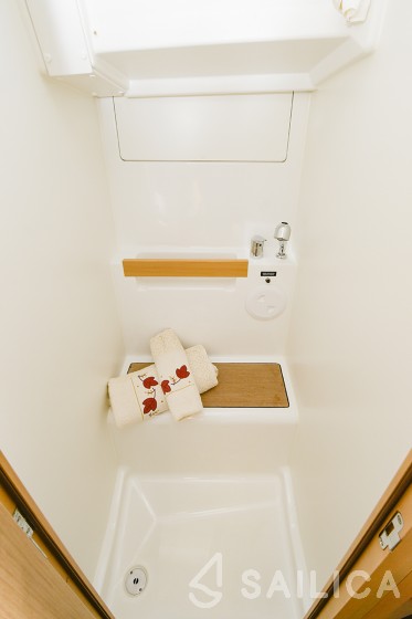 Oceanis 38 - Yacht Charter Sailica