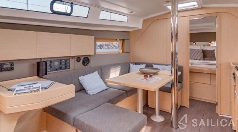 Oceanis 38 - Yacht Charter Sailica