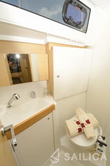 Oceanis 38 - Yacht Charter Sailica