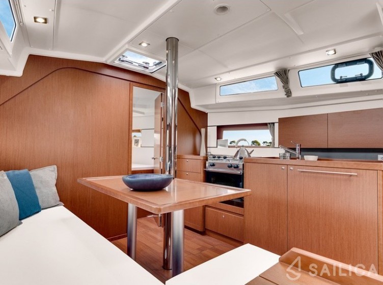 Oceanis 38 - Yacht Charter Sailica