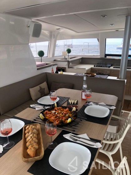 Bali 4.1 - Yacht Charter Sailica