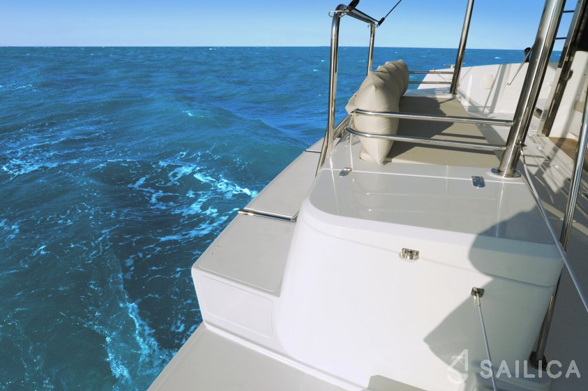 Bali 4.1 - Yacht Charter Sailica