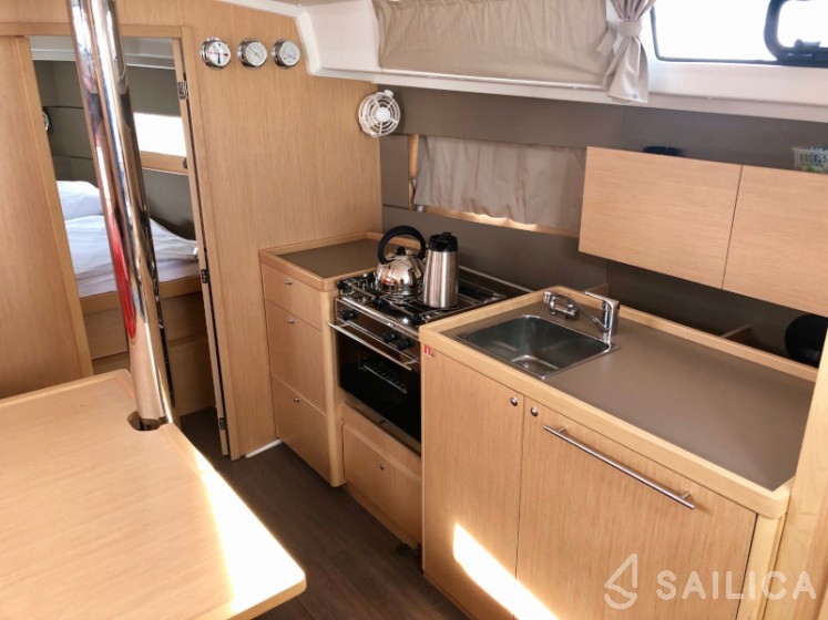 Oceanis 38.1 - Yacht Charter Sailica