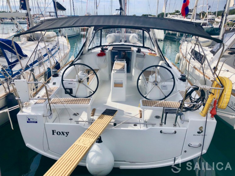Oceanis 38.1 - Yacht Charter Sailica