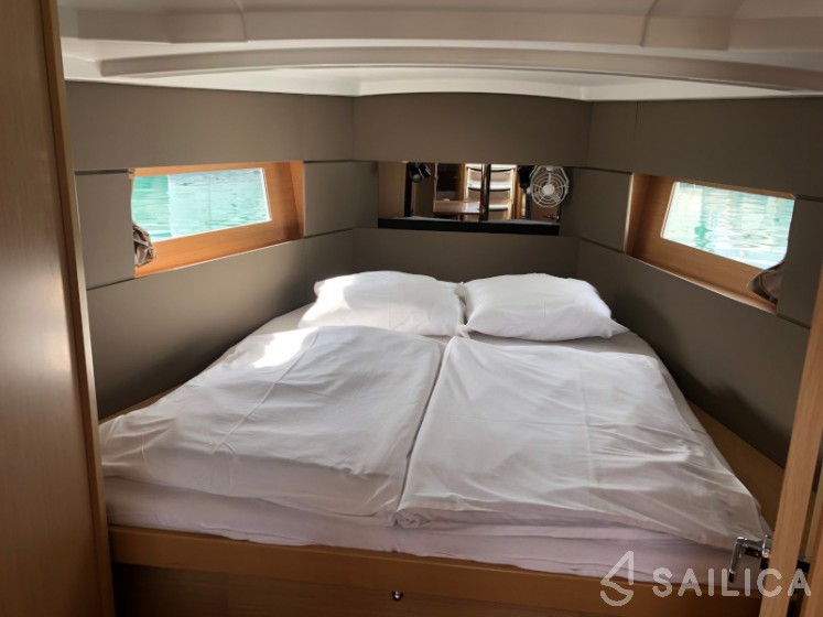Oceanis 38.1 - Yacht Charter Sailica