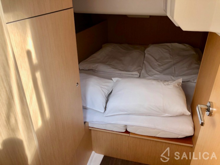 Oceanis 38.1 - Yacht Charter Sailica