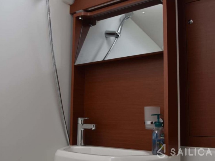 Oceanis 51.1 - Yacht Charter Sailica
