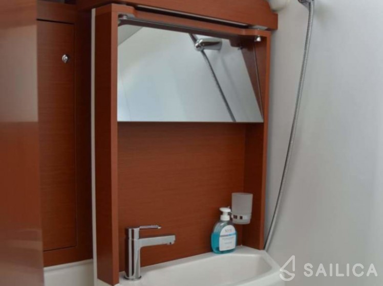 Oceanis 51.1 - Yacht Charter Sailica